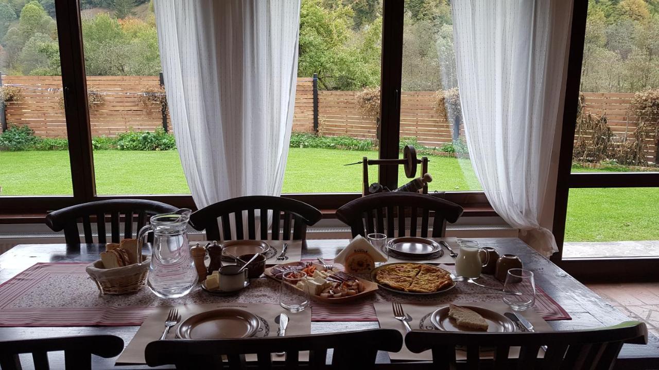 Sura Lu' Vasile. Bed & Breakfast Crivina  Bagian luar foto