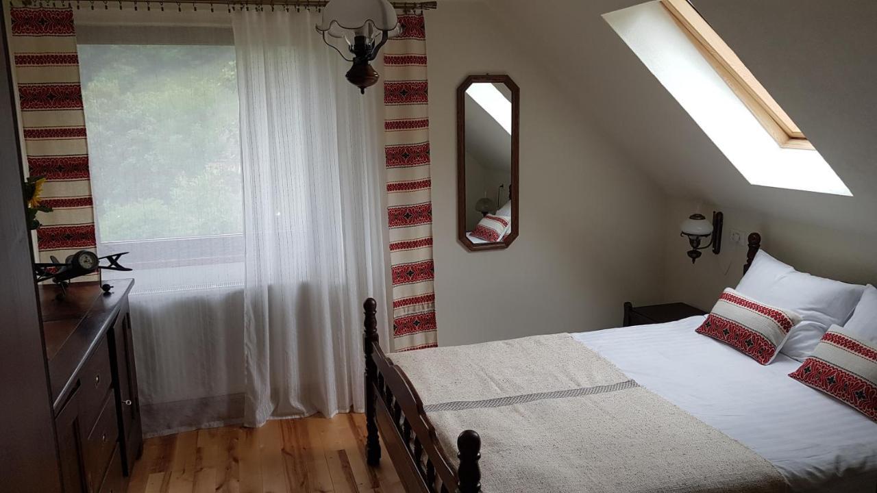 Sura Lu' Vasile. Bed & Breakfast Crivina  Bagian luar foto
